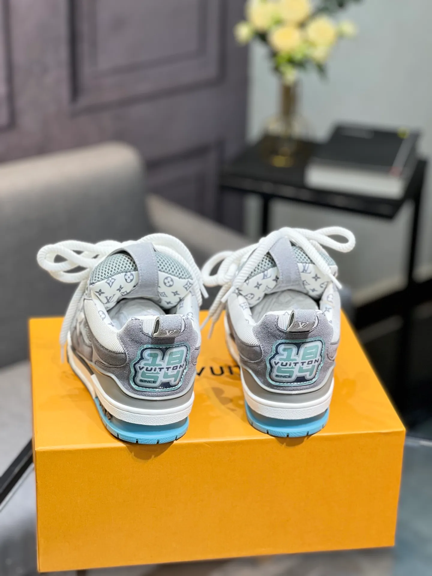 Men's men's shoes💰800 LV top version new style purchasing quality LV~Louis Vuitton LV TRAINER's best-looking sneakers, donkey brand strongly promotes new products, official website limited edition retro basketball sneakers! Both high-top and low-top models spent money to purchase 1:1 accurate reproductions of the originals. The details are invincible and full of sincerity. The imported custom-made original cowhide leather is the same as the original package. The details are 100% restored. The private model customizes the original one-piece TPU outsole. It is different from other brands. Without the original version, this effect cannot be achieved!                Men's and women's models 35-40 39-45 (46 is custom-made and cannot be returned or exchanged)
